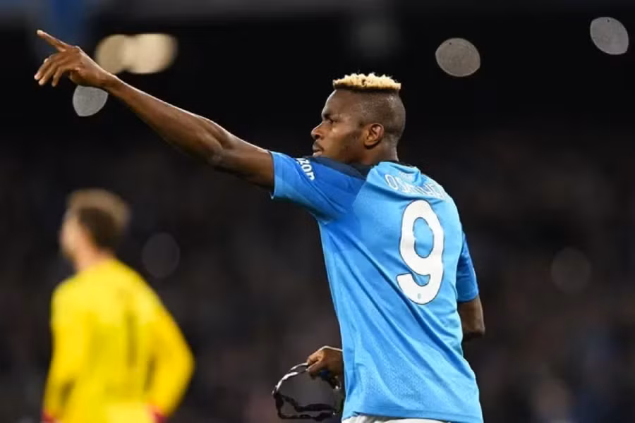 Victor Osimhen lập cú đúp ở lượt về góp phần giúp Napoli vào tứ kết.