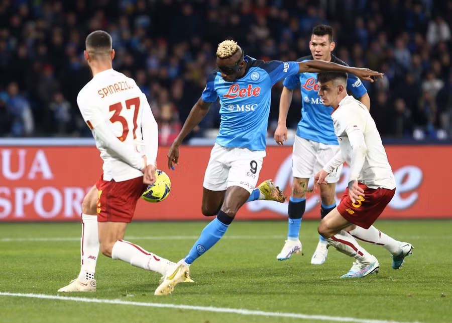 Trận Napoli (giữa) thắng AS Roma 2 - 1 ngày 30/1. 