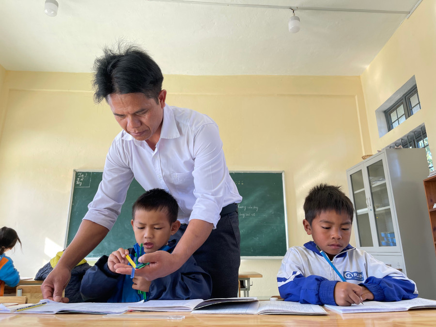 Sau một thời gian nghỉ học để đi làm nương rẫy, thầy A Doa quyết tâm đi học trở lại, đến nay đã trở thành giáo viên.