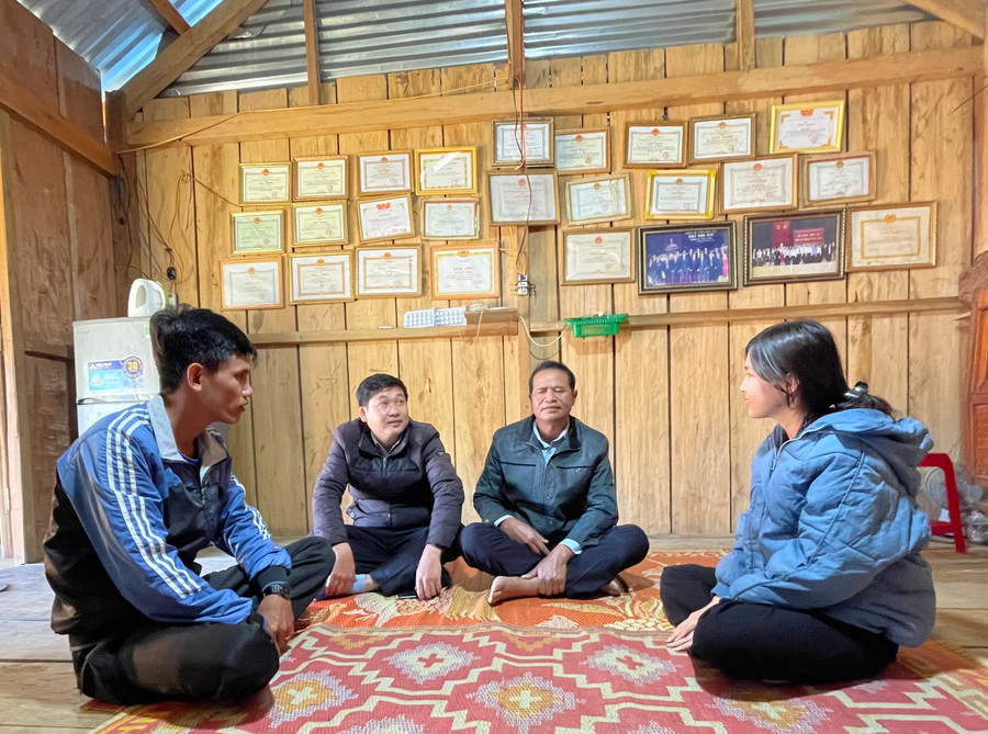 Vợ chồng thầy A Doa đưa cậu con trai đầu là A Định (ở giữa) nhập học tại Học viện Quân y.