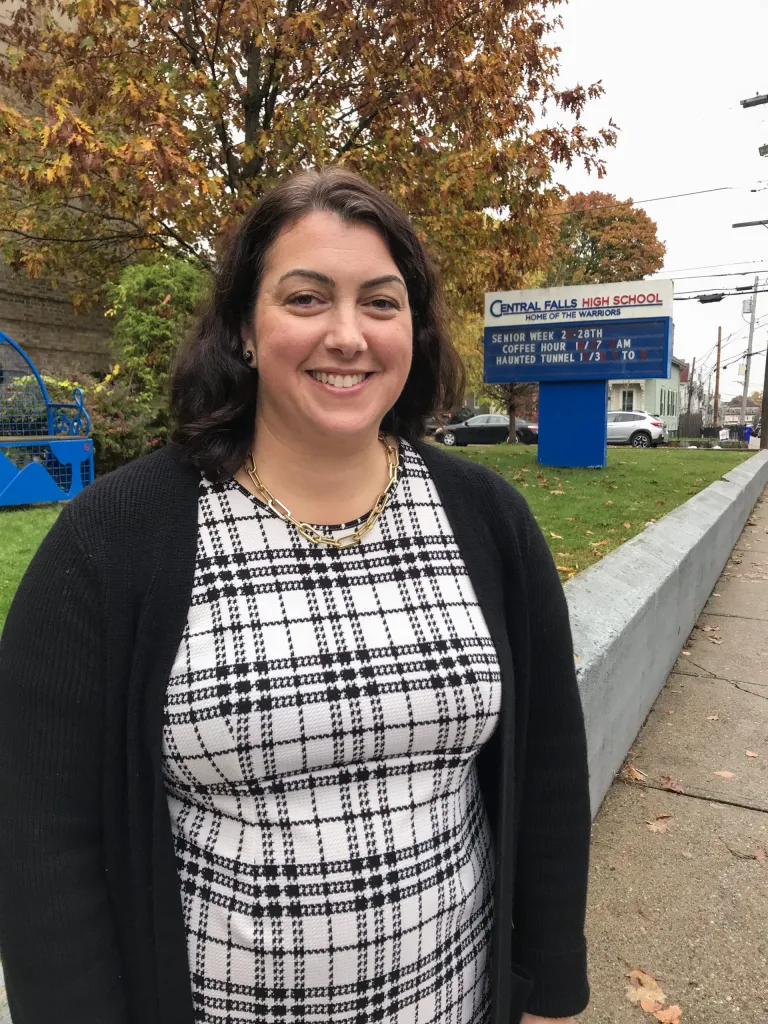 Giám đốc Học khu Central Falls - bà Stephanie Downey Toledo. Giám đốc Học khu Central Falls - bà Stephanie Downey Toledo.