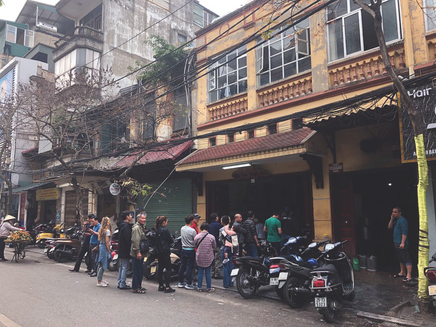 Vì sao phở 'xếp hàng' Bát Đàn vẫn đông?