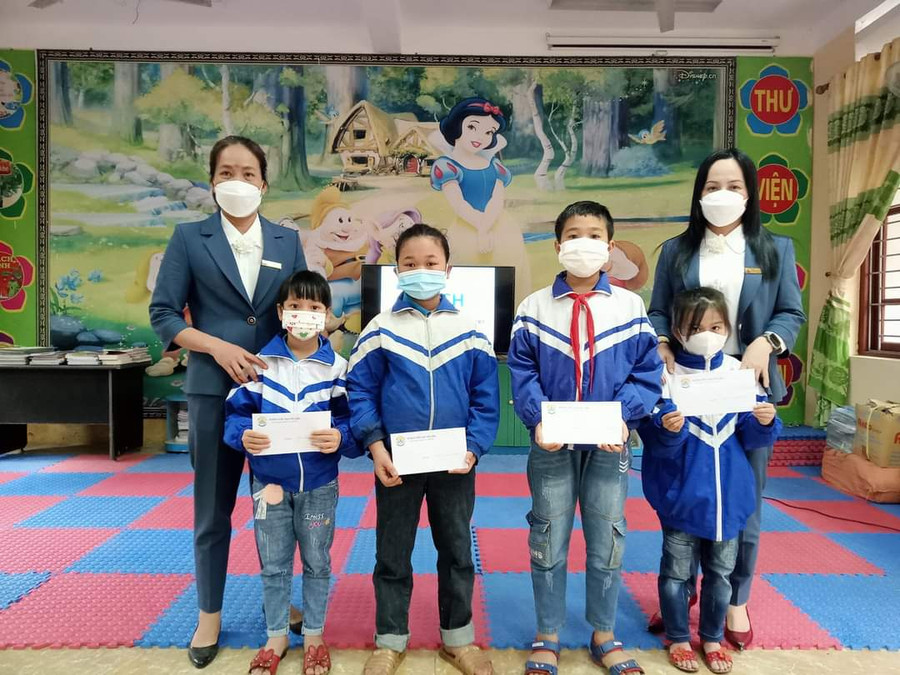 Khen thưởng trong hoạt động đọc sách Trường Tiểu học Đức Lâm. Ảnh: NTCC