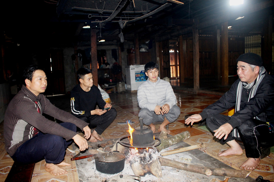 Ba thế hệ gia đình nhà ông Minh trăn trở bảo tồn nghề chè truyền thống.