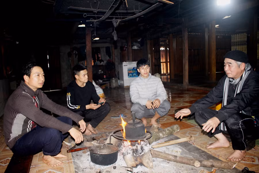 Ba thế hệ gia đình nhà ông Minh trăn trở bảo tồn nghề chè truyền thống.