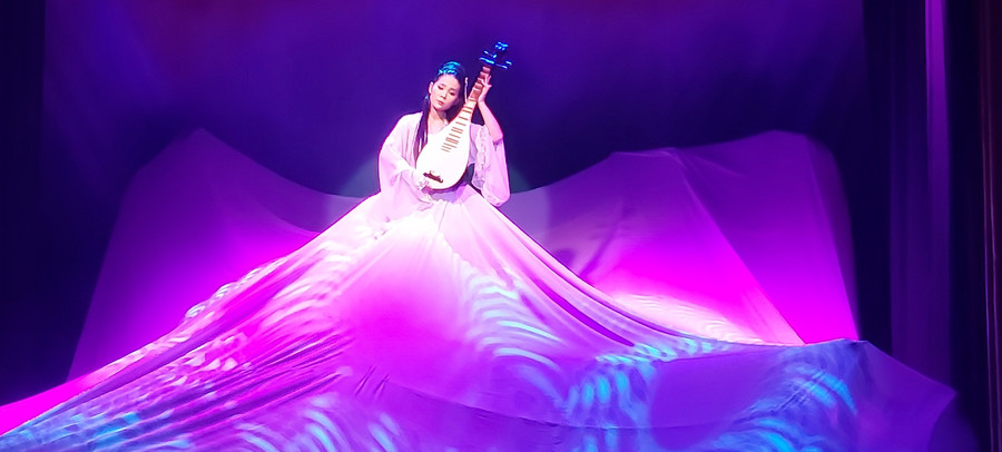 Nghệ sĩ Hồng Nhung vào vai Thúy Kiều với vẻ đẹp &apos;sắc sảo mặn mà&apos;. Ảnh: Hoàng Anh.