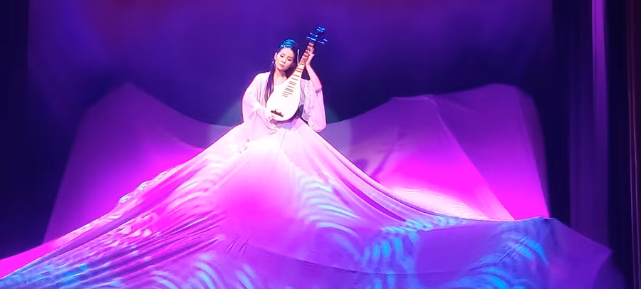 Nghệ sĩ Hồng Nhung vào vai Thúy Kiều với vẻ đẹp 'sắc sảo mặn mà'. Ảnh: Hoàng Anh.