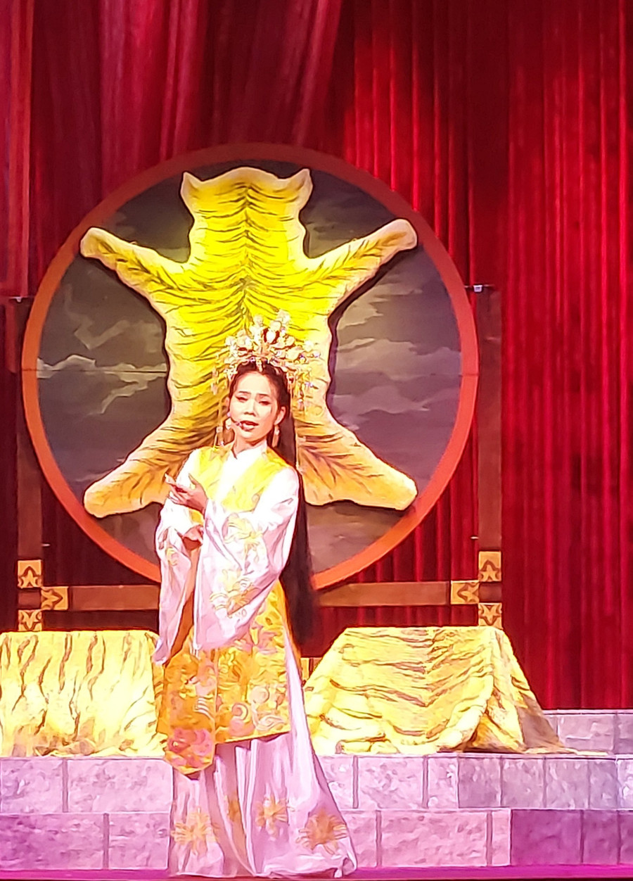 Nghệ sĩ Hồng Nhung vào vai Thúy Kiều với vẻ đẹp &apos;sắc sảo mặn mà&apos;. Ảnh: Hoàng Anh.