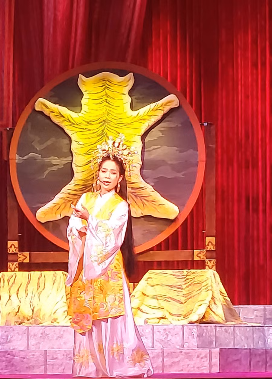 Nghệ sĩ Hồng Nhung vào vai Thúy Kiều với vẻ đẹp 'sắc sảo mặn mà'. Ảnh: Hoàng Anh.