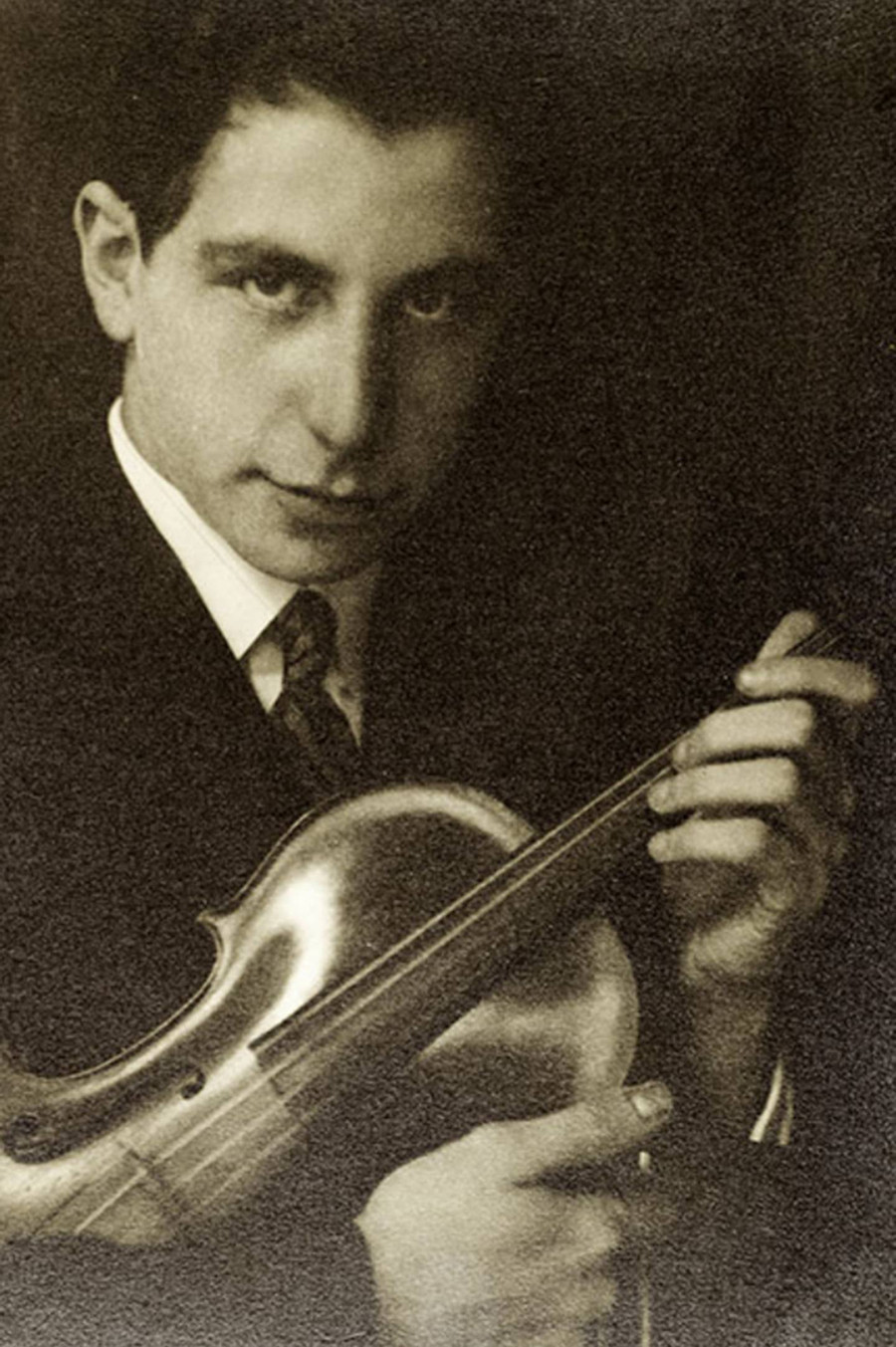 Phil Johnson bên cây đàn Stradivari 250 năm tuổi.