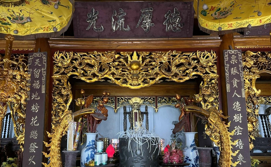 Bức hoành phi tại nhà thờ họ Ngô có niên đại thế kỷ 19. Bức hoành phi tại nhà thờ họ Ngô có niên đại thế kỷ 19.