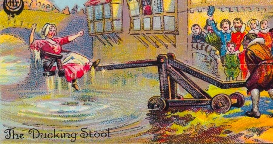 Phần lớn nạn nhân của ghế đẩu lặn là những phụ nữ nghèo, tính tình bộc trực. Ảnh: Allthatsinteresting.com