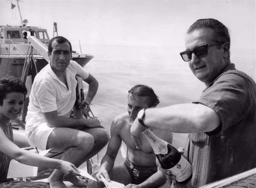 Kỹ sư Rosa (ngoài cùng bên phải) cùng bạn bè xây dựng đảo Rose.