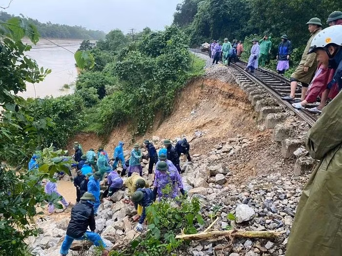 Việc khắc phục gặp nhiều khó khăn do thời tiết xấu. (Ảnh: CTV)