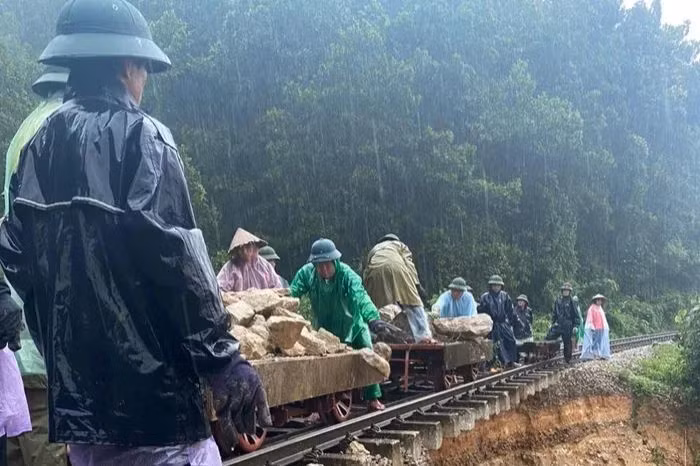 Dự kiến trong ngày 31/10, đoạn đường sắt gặp sự cố ở Hà Tĩnh sẽ được khắc phục, đảm bảo thông tuyến.