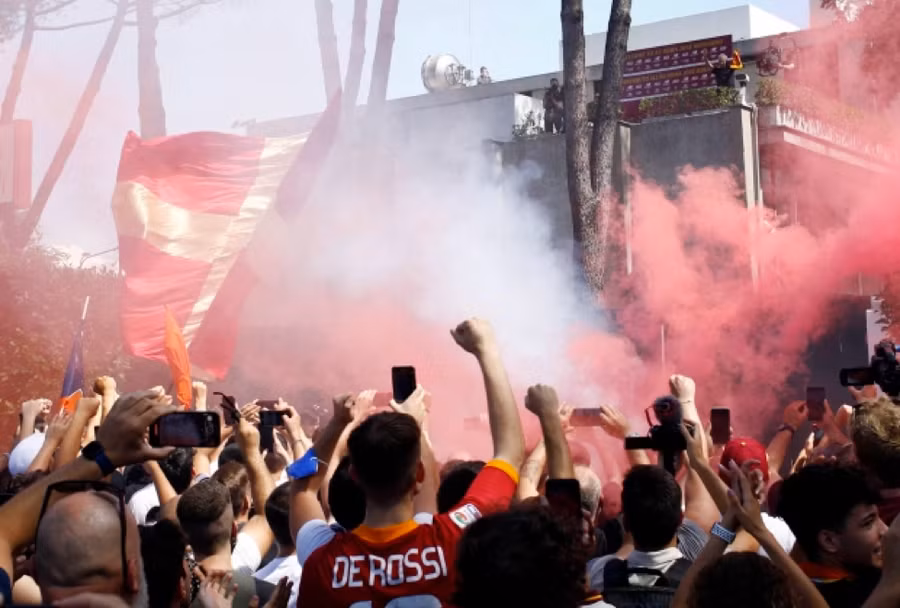 Đám đông người hâm mộ AS Roma đốt pháo khói, pháo sáng chào đón Mourinho bên ngoài sân bay Ciampino.