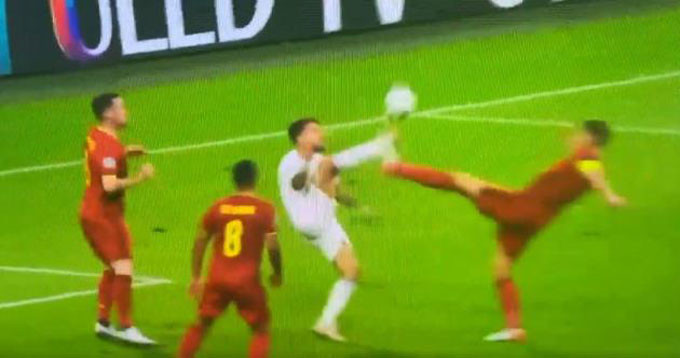 Immobile va chạm với Vẻtonghen. Immobile va chạm với Vẻtonghen.