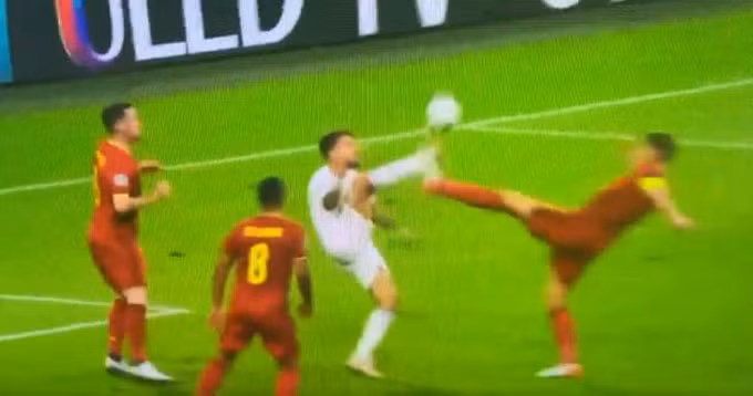 Immobile va chạm với Vẻtonghen.