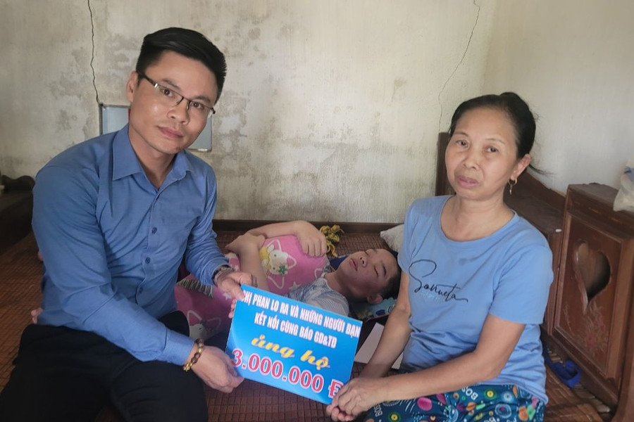 Trao tặng số tiền chị Phan Thị Lora và những người bạn kết nối cùng Báo GD&amp;TĐ. (Ảnh Vũ Long)