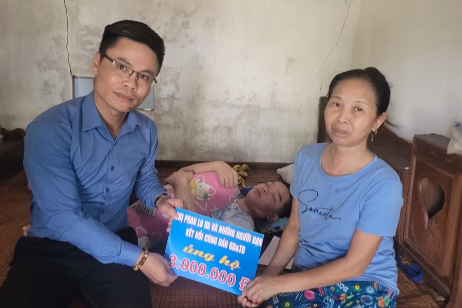 Trao tặng số tiền chị Phan Thị Lora và những người bạn kết nối cùng Báo GD&amp;TĐ. (Ảnh Vũ Long)