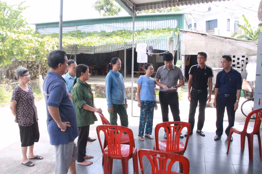 Đại diện Báo GD&amp;TĐ cùng chính quyền địa phương đến thăm hỏi gia đình. (Ảnh: Vũ Long)