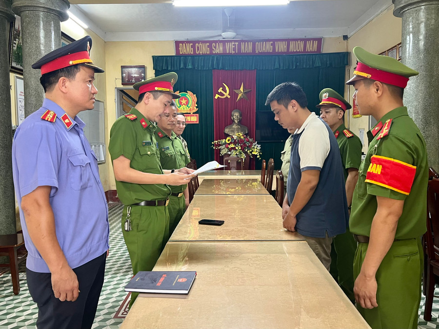 Cơ quan Công an đọc lệnh bắt tạm giam Nguyễn Minh Hoàn (Ảnh: CACC). Cơ quan Công an đọc lệnh bắt tạm giam Nguyễn Minh Hoàn (Ảnh: CACC).