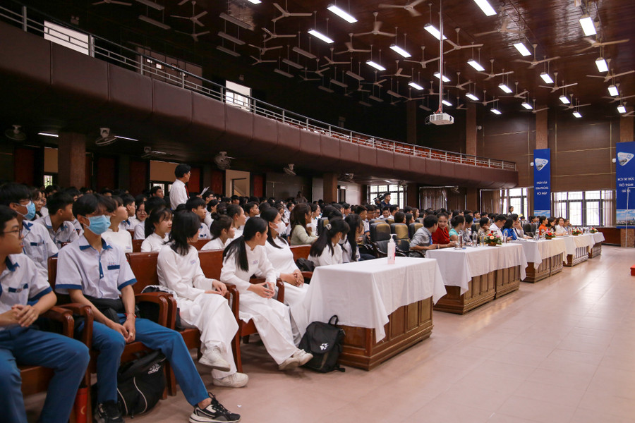 Các đại biểu và học sinh tham dự Lễ tuyên dương, khen thưởng học sinh đạt giải cuộc thi Khoa học kỹ thuật cấp Quốc gia năm học 2022 - 2023. Các đại biểu và học sinh tham dự Lễ tuyên dương, khen thưởng học sinh đạt giải cuộc thi Khoa học kỹ thuật cấp Quốc gia năm học 2022 - 2023.