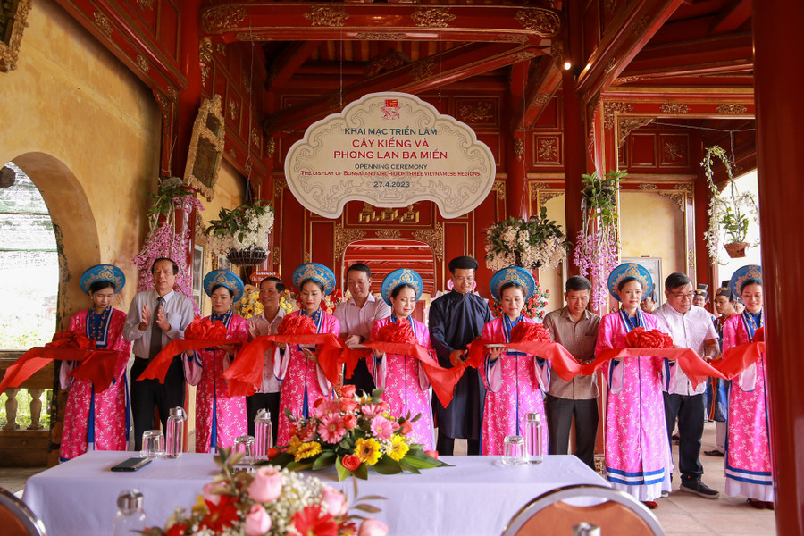 Các đại biểu, khách mời cắt băng khánh thành “Triển lãm cây kiểng và phong lan ba miền”. Các đại biểu, khách mời cắt băng khánh thành “Triển lãm cây kiểng và phong lan ba miền”.