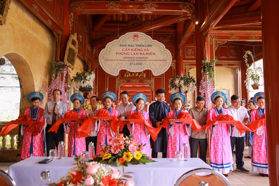 Các đại biểu, khách mời cắt băng khánh thành “Triển lãm cây kiểng và phong lan ba miền”.