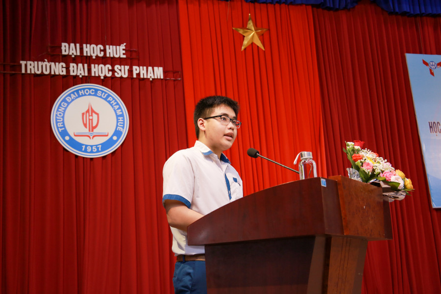 Em Nguyễn Nhật Khánh đại diện cho nhóm nghiên cứu đạt giải phát biểu cảm nghĩ tại lễ tuyên dương. Em Nguyễn Nhật Khánh đại diện cho nhóm nghiên cứu đạt giải phát biểu cảm nghĩ tại lễ tuyên dương.