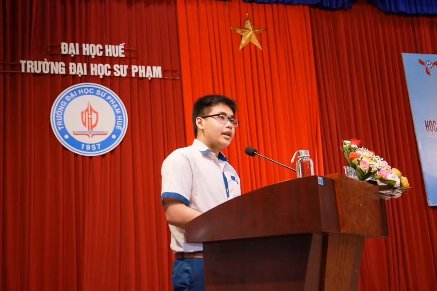 Em Nguyễn Nhật Khánh đại diện cho nhóm nghiên cứu đạt giải phát biểu cảm nghĩ tại lễ tuyên dương.