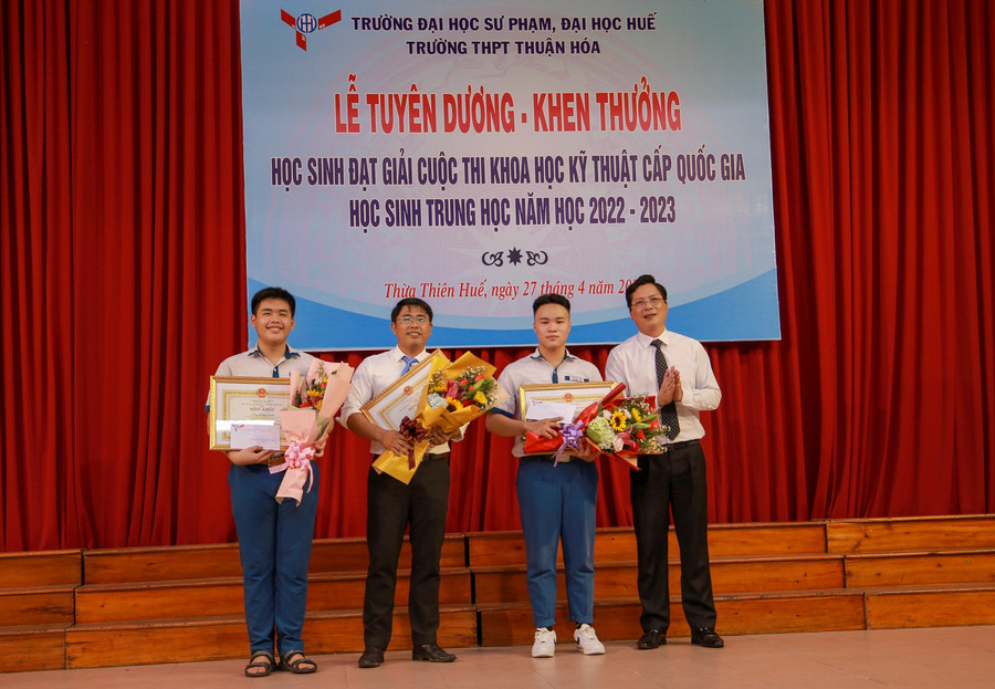 Ông Đoàn Minh Thắng - PGĐ Sở GD&ĐT tỉnh Thừa Thiên Huế (bên phải, ngoài cùng) trao giấy khen và hoa cho hai học sinh Nguyễn Nhật Khánh, Trương Nam Anh và giáo viên hướng dẫn ThS. Dương Đức Giáp. Ông Đoàn Minh Thắng - PGĐ Sở GD&ĐT tỉnh Thừa Thiên Huế (bên phải, ngoài cùng) trao giấy khen và hoa cho hai học sinh Nguyễn Nhật Khánh, Trương Nam Anh và giáo viên hướng dẫn ThS. Dương Đức Giáp.