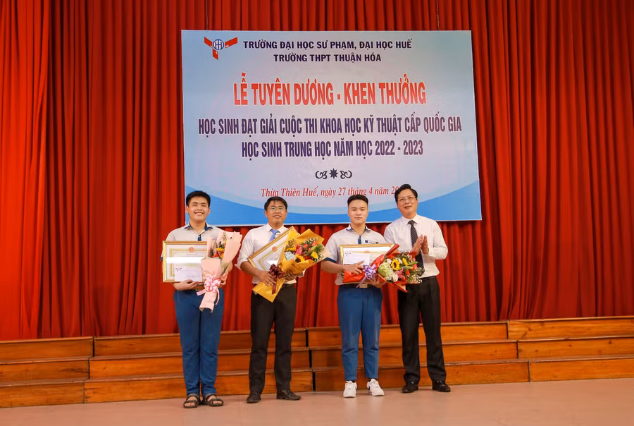 Trao giấy khen cho 2 học sinh Trường THPT Thuận Hóa.