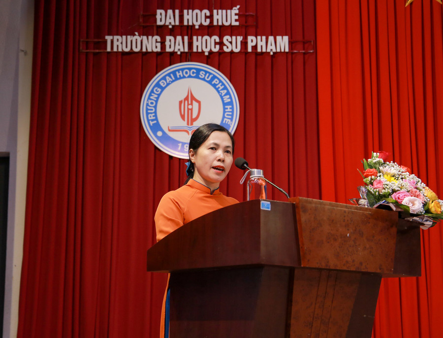 T.S Nguyễn Thị Thủy – Hiệu trưởng Trường THPT Thuận Hóa phát biểu tại buổi lễ. T.S Nguyễn Thị Thủy – Hiệu trưởng Trường THPT Thuận Hóa phát biểu tại buổi lễ.