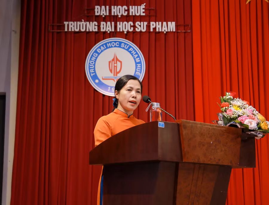T.S Nguyễn Thị Thủy – Hiệu trưởng Trường THPT Thuận Hóa phát biểu tại buổi lễ.