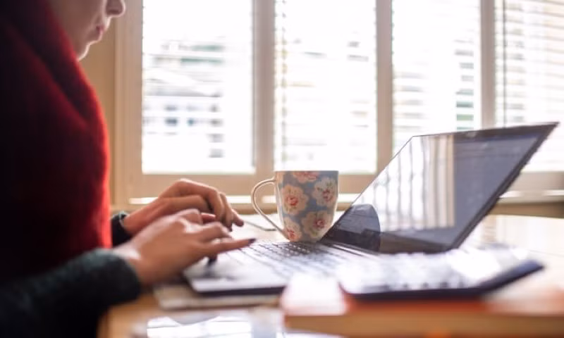 Sinh viên học trực tuyến khi các trường đại học đóng cửa.