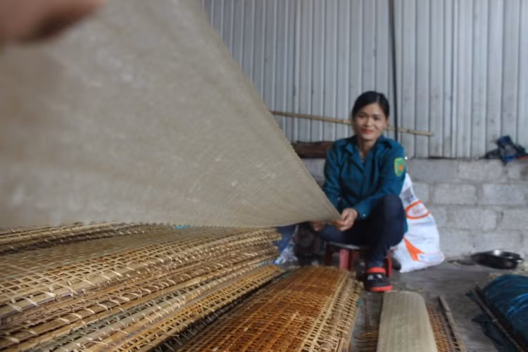 Còn 2 tuần mới đến Tết Nguyên Đán nhưng nhiều chủ cơ sở đã dừng nhận đơn làm bánh đa nem.