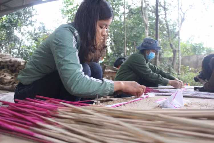 Hương Trầm Phúc Trạch được sản xuất 100% từ cây dó trầm của địa phương.