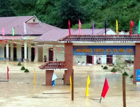 Cổng trường THCS xã Si Ma Cai ngập sâu