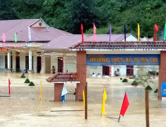 Cổng trường THCS xã Si Ma Cai ngập sâu