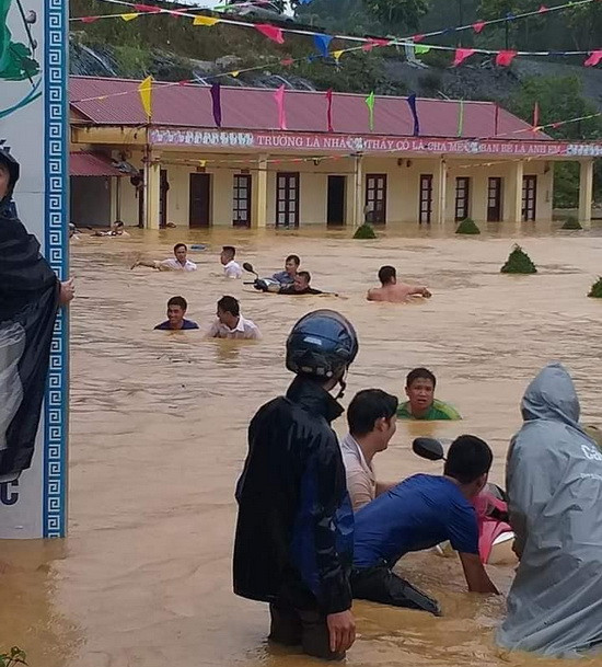 Lực lượng tại chỗ, người dân giúp giáo viên di chuyển tài sản, xe máy