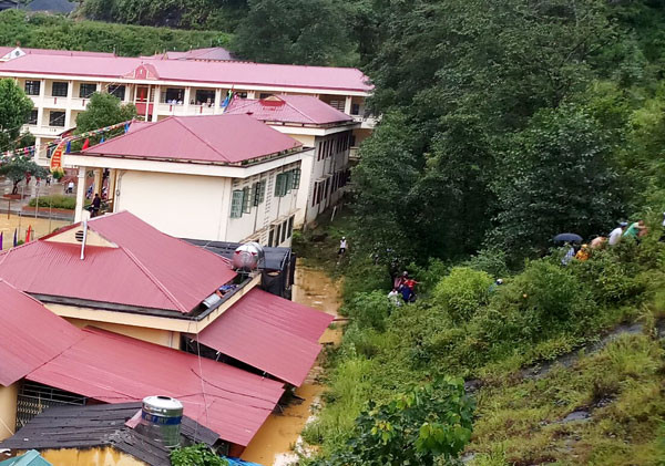 Mở lối thoát sau trường để giáo viên có chỗ cao ráo trú chân