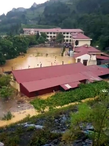 Trường học bị ngập sâu nhìn từ trên cao