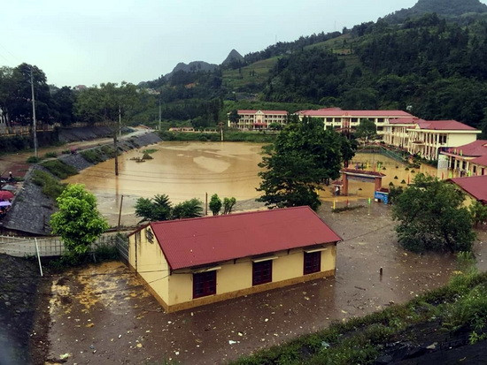 Toàn cảnh trận mưa lũ gây ngập lụt cho trường THCS xã Si Ma Cai