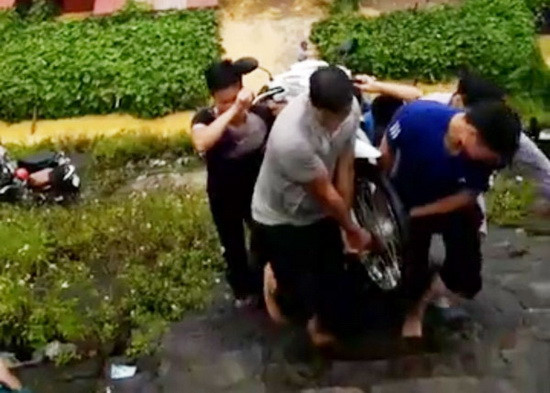 Khênh xe lên chỗ cao