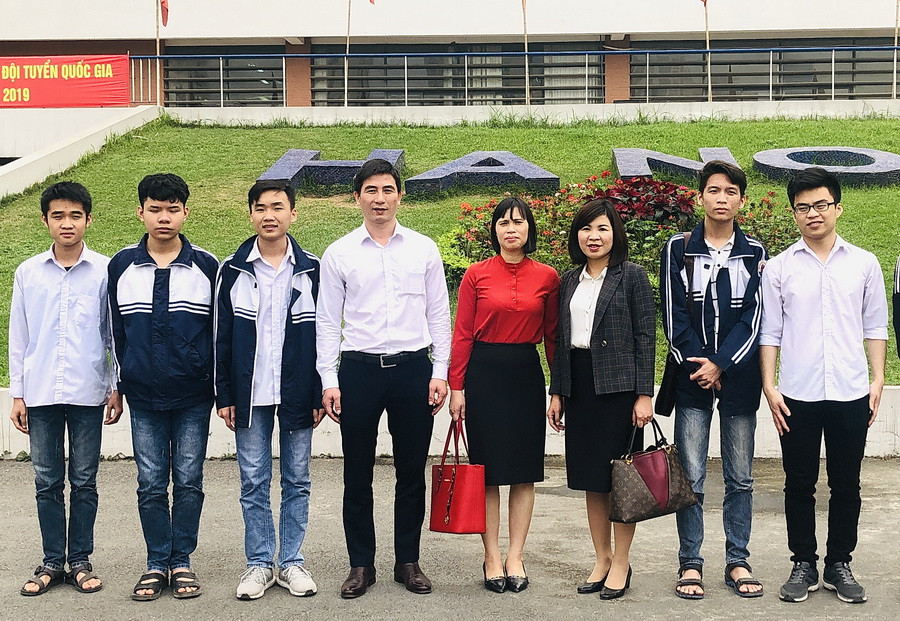 Nguyễn Minh Quân (đứng ngoài cùng bên phải ảnh) và Hiệu trưởng Nguyễn Thị Hồng Thúy cùng các bạn trong Kỳ thi chọn đội tuyển quốc gia dự Olympic Tin học Châu Á năm 2019. Nguyễn Minh Quân (đứng ngoài cùng bên phải ảnh) và Hiệu trưởng Nguyễn Thị Hồng Thúy cùng các bạn trong Kỳ thi chọn đội tuyển quốc gia dự Olympic Tin học Châu Á năm 2019.