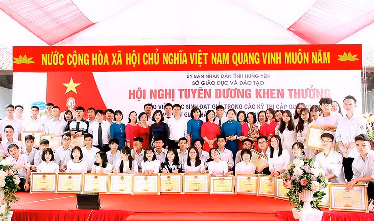 Tập thể giáo viên cùng những học sinh ưu tú Trường THPT chuyên Hưng Yên được tỉnh Hưng Yên vinh danh tại khu di tích Văn Miếu - Xích Đằng tháng 5/2019