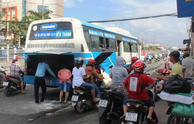 40 hành khách hoảng loạn tháo chạy khỏi xe buýt bốc cháy