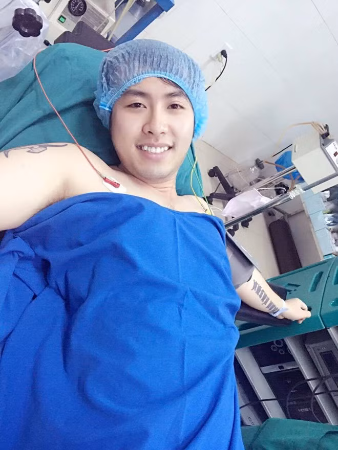 Akira Phan nhập viện mổ chấn thương đầu gối