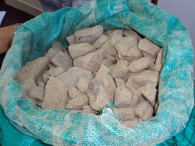 Bắt ba đối tượng vận chuyển thuốc nổ trái phép ảnh 2